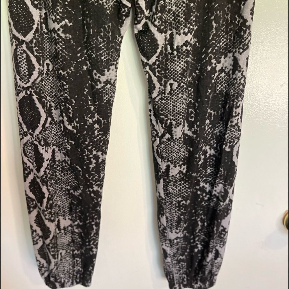 LNA Brushed Python Snake Animal Print Joggers Pants In Charcoal Python.Size S - Picture 8 of 15